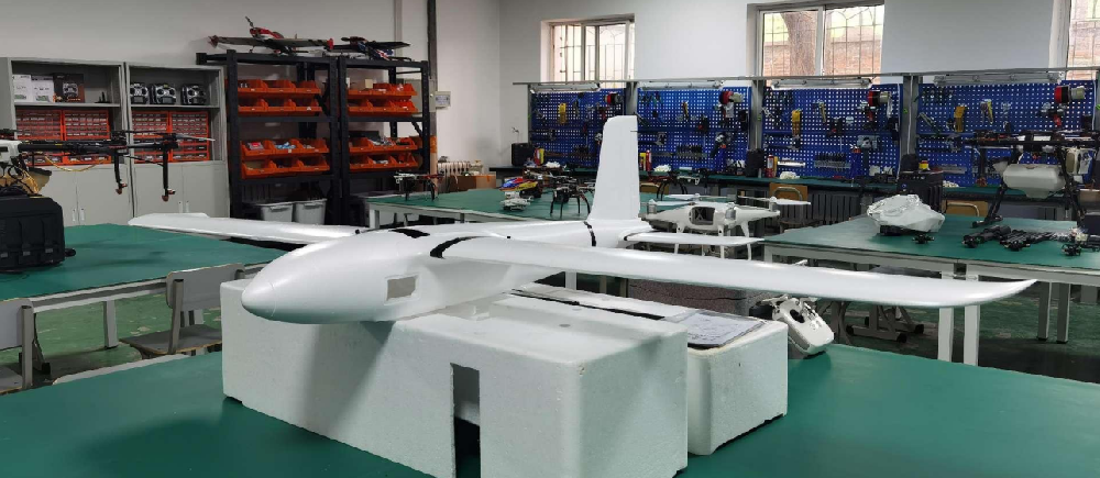 吉林通用航空职无人业技术学院共建机驾驶实训室、无人机检测与维护实训室。